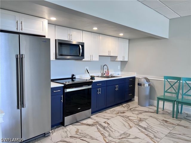 5 Bluebill AVE 303-1, Naples, FL 34108