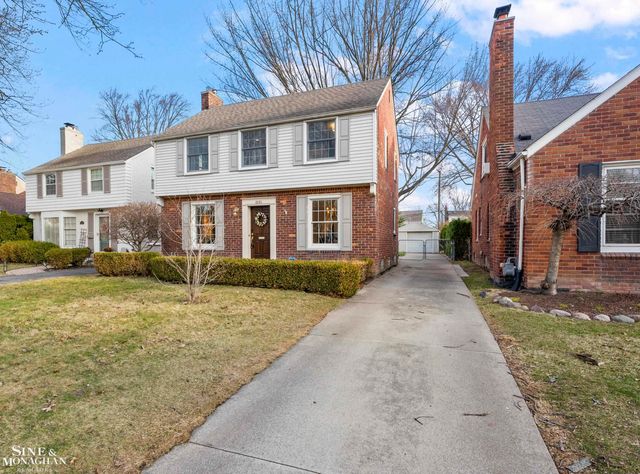 1890 Kenmore Drive, Grosse Pointe Woods, MI 48236