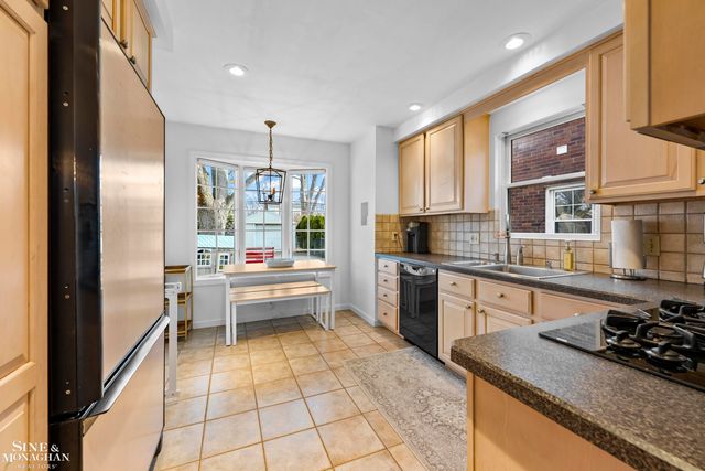 1890 Kenmore Drive, Grosse Pointe Woods, MI 48236