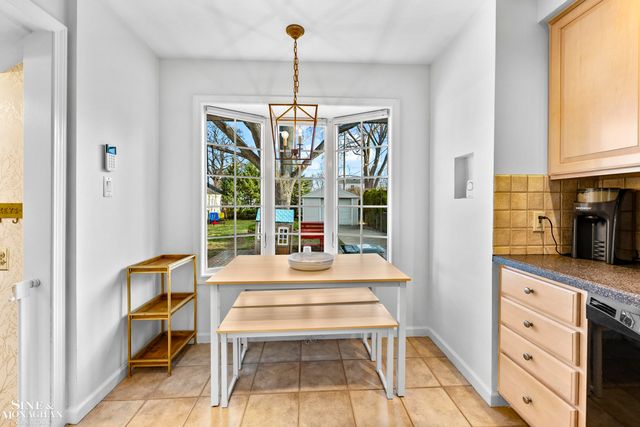 1890 Kenmore Drive, Grosse Pointe Woods, MI 48236