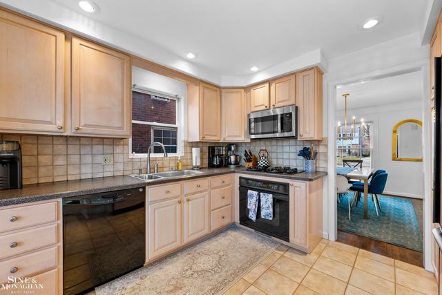 1890 Kenmore Drive, Grosse Pointe Woods, MI 48236