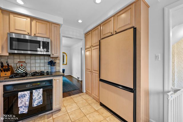 1890 Kenmore Drive, Grosse Pointe Woods, MI 48236