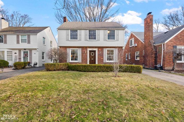 1890 Kenmore Drive, Grosse Pointe Woods, MI 48236