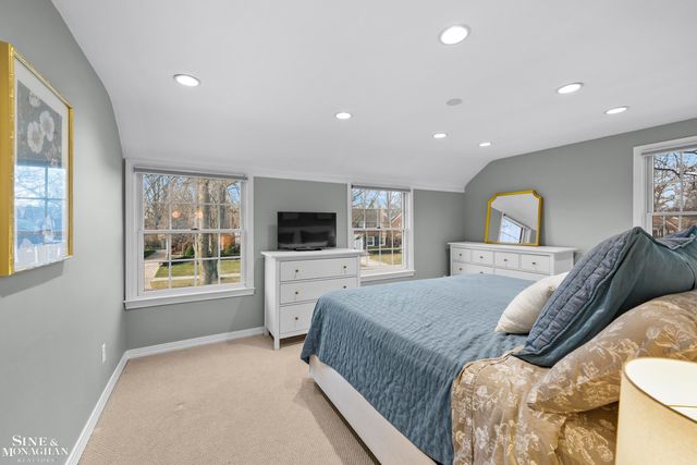 1890 Kenmore Drive, Grosse Pointe Woods, MI 48236