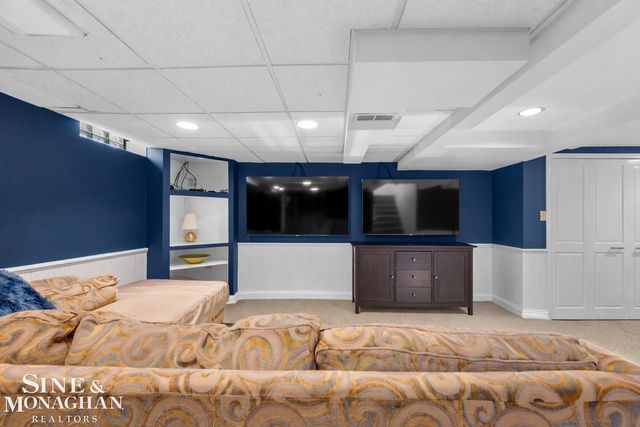 1890 Kenmore Drive, Grosse Pointe Woods, MI 48236