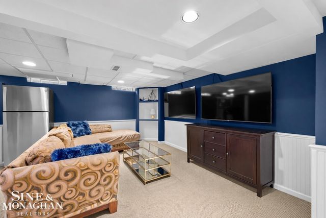 1890 Kenmore Drive, Grosse Pointe Woods, MI 48236