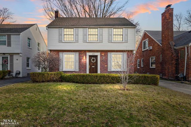 1890 Kenmore Drive, Grosse Pointe Woods, MI 48236