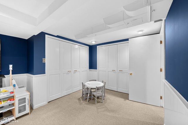 1890 Kenmore Drive, Grosse Pointe Woods, MI 48236