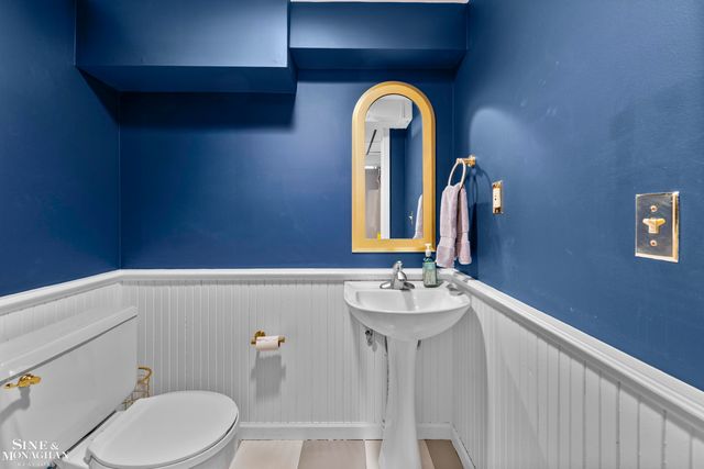 1890 Kenmore Drive, Grosse Pointe Woods, MI 48236