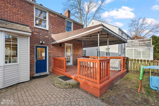 1890 Kenmore Drive, Grosse Pointe Woods, MI 48236