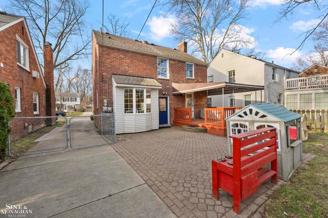 1890 Kenmore Drive, Grosse Pointe Woods, MI 48236