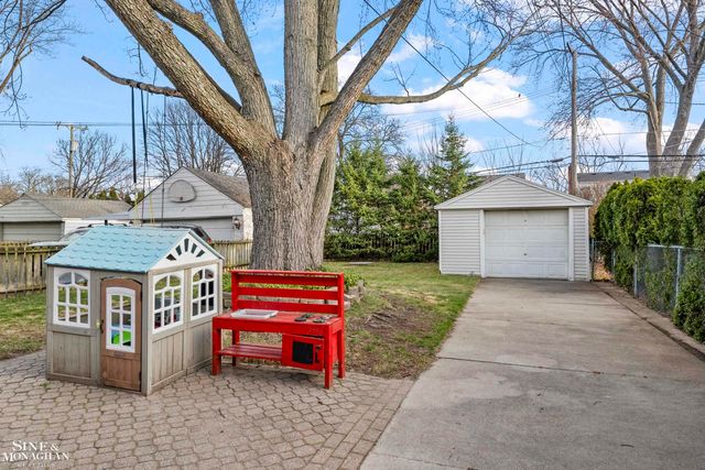 1890 Kenmore Drive, Grosse Pointe Woods, MI 48236