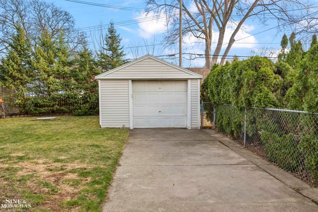 1890 Kenmore Drive, Grosse Pointe Woods, MI 48236