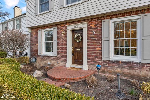 1890 Kenmore Drive, Grosse Pointe Woods, MI 48236