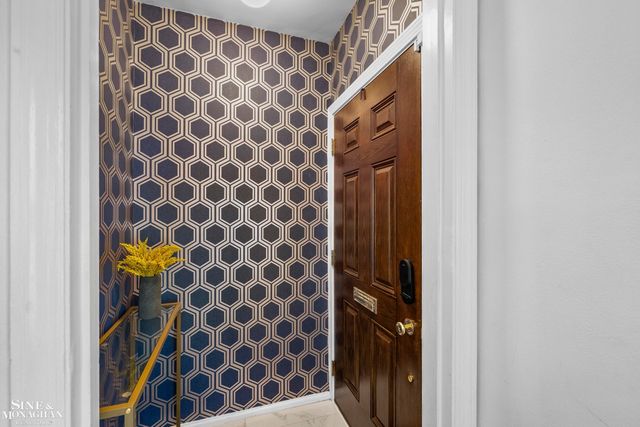 1890 Kenmore Drive, Grosse Pointe Woods, MI 48236