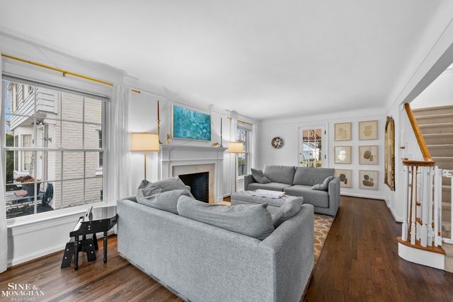 1890 Kenmore Drive, Grosse Pointe Woods, MI 48236