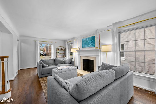 1890 Kenmore Drive, Grosse Pointe Woods, MI 48236