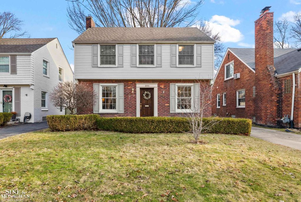 1890 Kenmore Drive, Grosse Pointe Woods, MI 48236