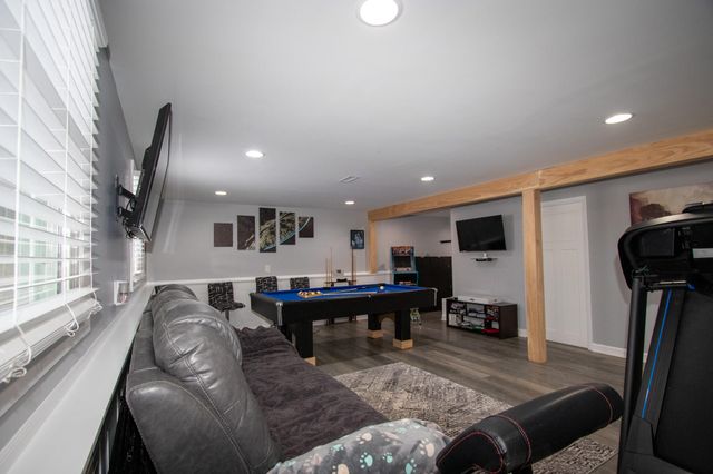 2950 101st Street, Highland, IN 46322