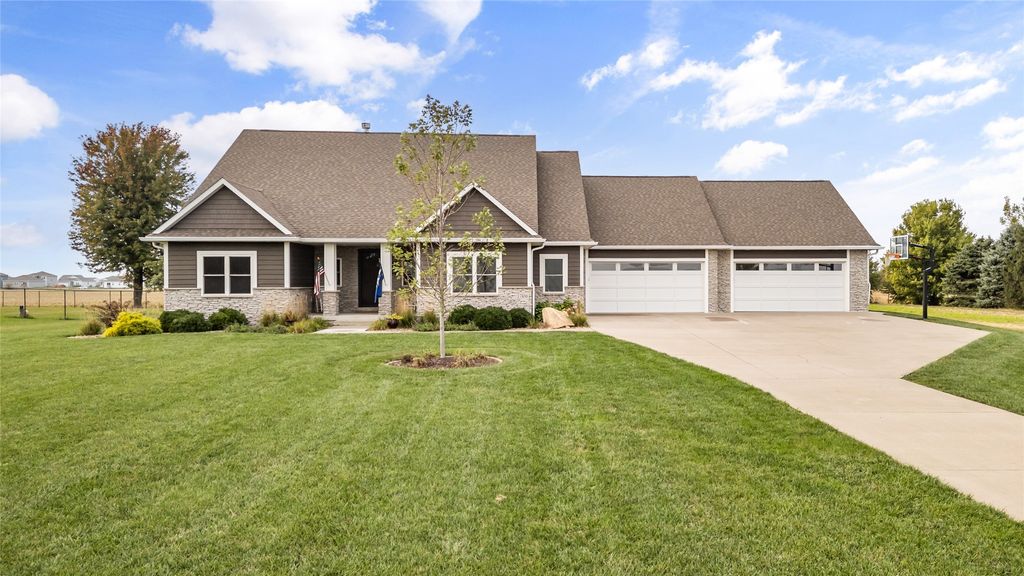 706 Pleasant Street SE, Bondurant, IA 50035