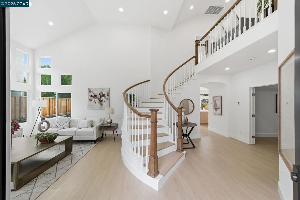 Image 5 of property listing at 509 Zenith Ridge Dr, Danville, CA 94506