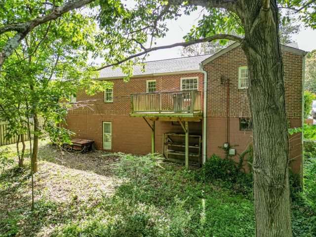 1204 Rolling Fields Dr, Columbia, TN 38401