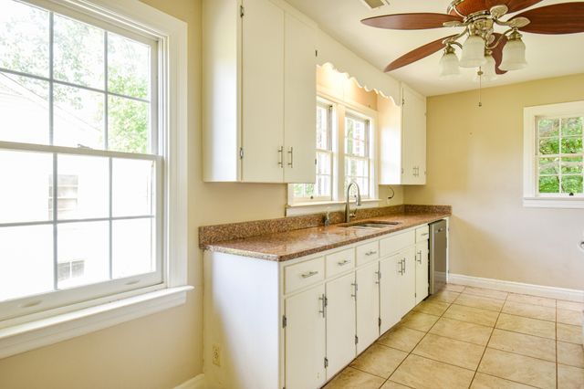 1204 Rolling Fields Dr, Columbia, TN 38401