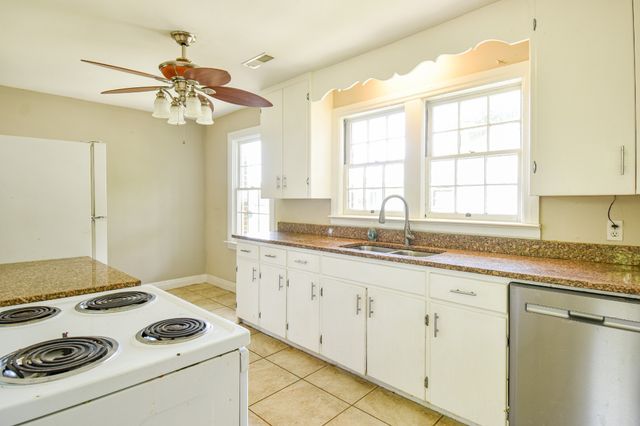 1204 Rolling Fields Dr, Columbia, TN 38401