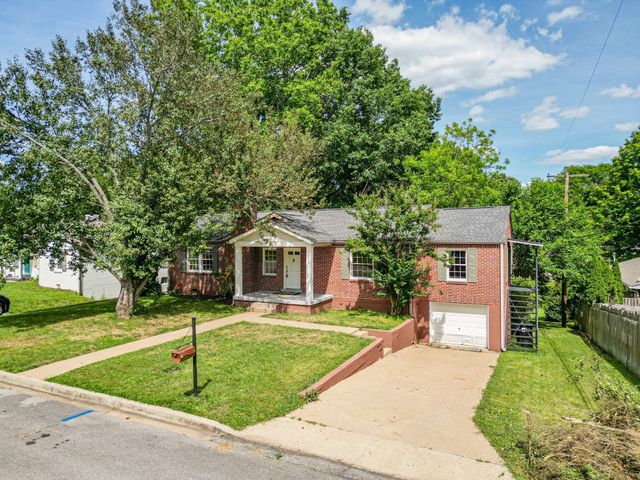 1204 Rolling Fields Dr, Columbia, TN 38401