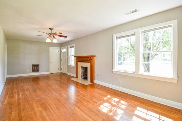 1204 Rolling Fields Dr, Columbia, TN 38401