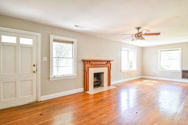 1204 Rolling Fields Dr, Columbia, TN 38401