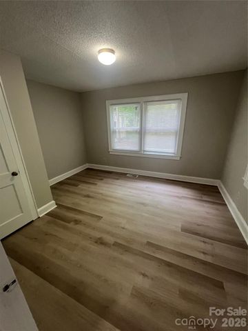 1107 W Davidson Avenue, Gastonia, NC 28052