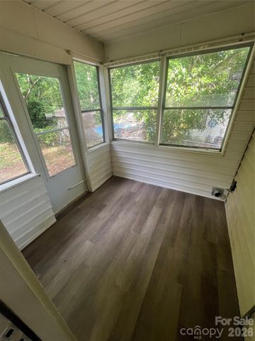 1107 W Davidson Avenue, Gastonia, NC 28052