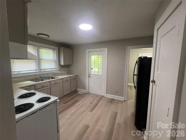 1107 W Davidson Avenue, Gastonia, NC 28052