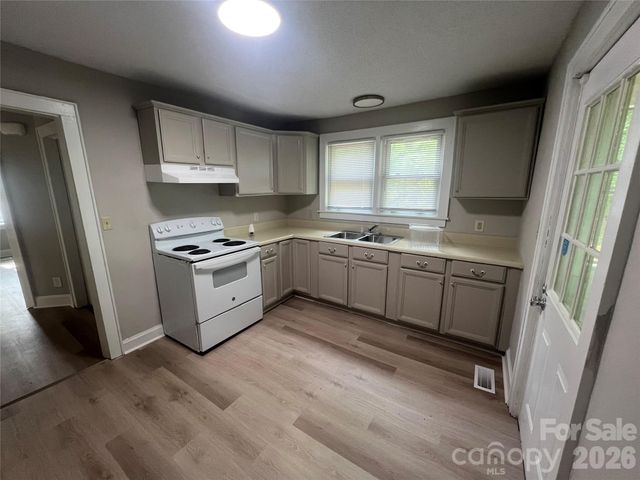 1107 W Davidson Avenue, Gastonia, NC 28052