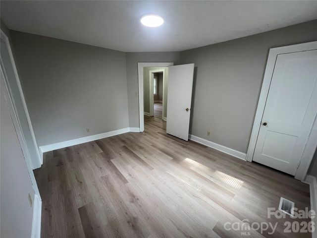 1107 W Davidson Avenue, Gastonia, NC 28052