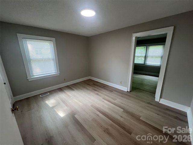 1107 W Davidson Avenue, Gastonia, NC 28052