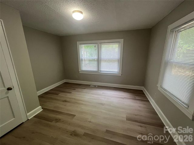 1107 W Davidson Avenue, Gastonia, NC 28052