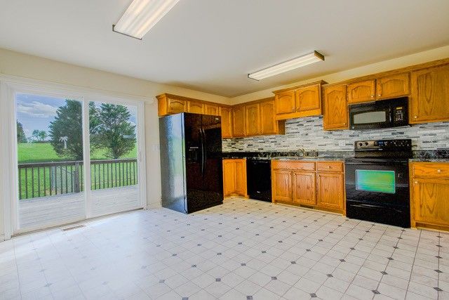 4272 Jl Head Rd, Cedar Hill, TN 37032