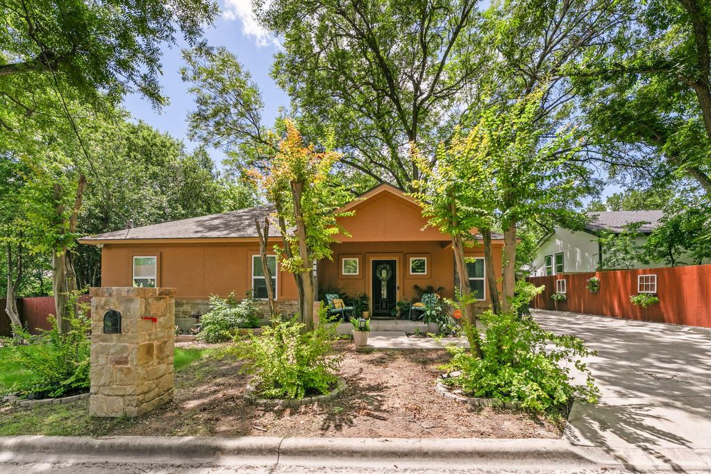 810 MONTERREY ST, Lockhart, TX 78644