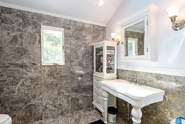 130 Country Club Drive, Manhasset, NY 11030