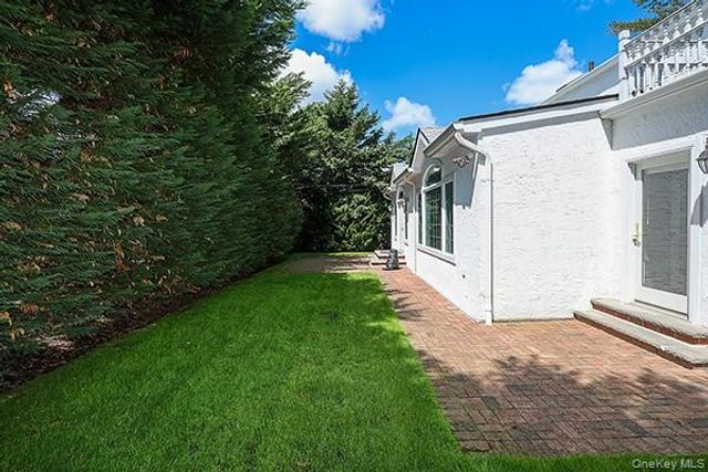 130 Country Club Drive, Manhasset, NY 11030