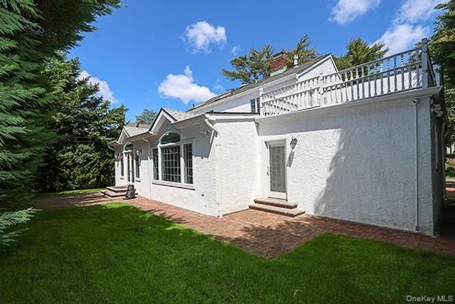 130 Country Club Drive, Manhasset, NY 11030