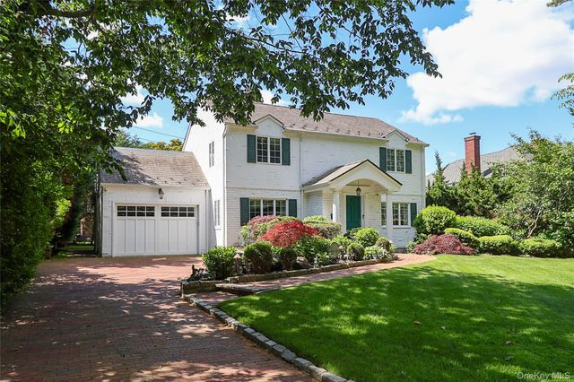 130 Country Club Drive, Manhasset, NY 11030