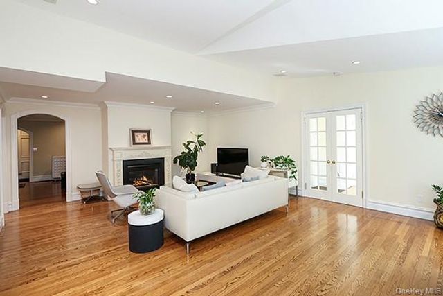130 Country Club Drive, Manhasset, NY 11030