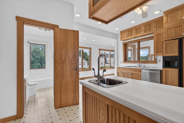 23580 Great River Road, Leclaire, IA 52753