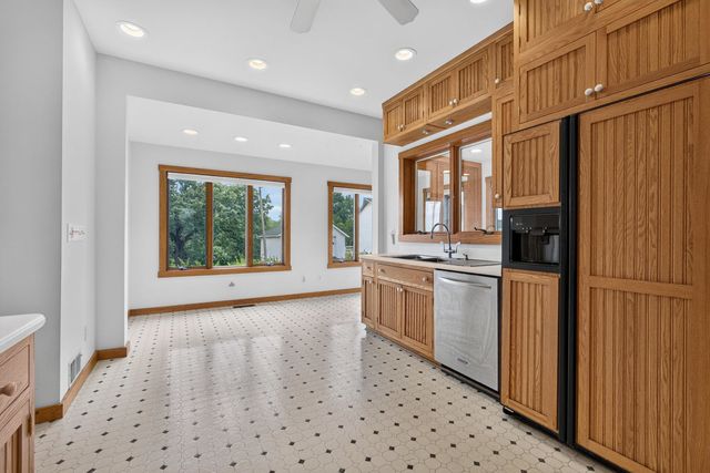 23580 Great River Road, Leclaire, IA 52753