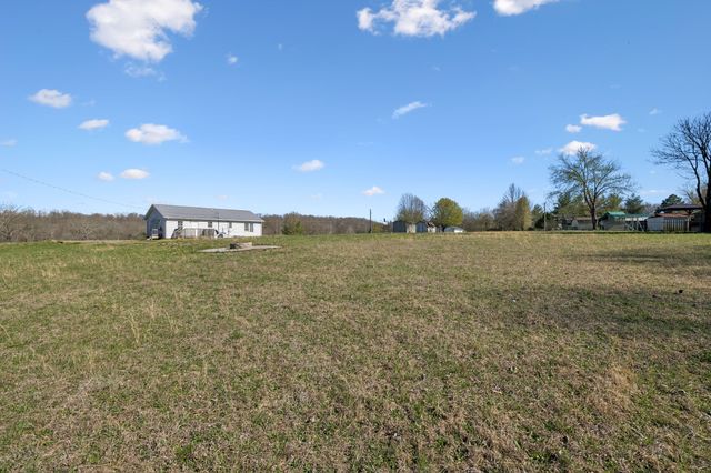 1814 Old County House Rd, White Bluff, TN 37187