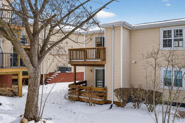 9117 N Swan Circle, St Louis, MO 63144