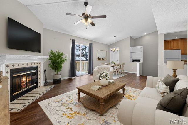 9117 N Swan Circle, St Louis, MO 63144